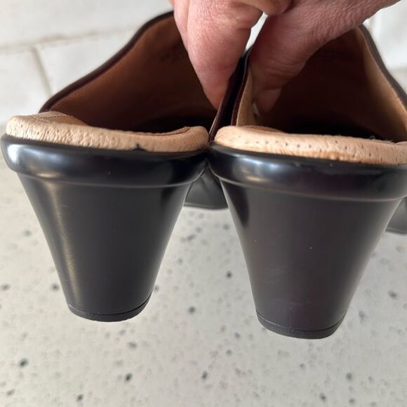 Sofft Women's Size 8.5 Brown Leather Clogs Mules Floral Tooled Slip On Shoes EUC - Picture 12 of 12
